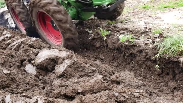 Detail Van Kleine Trekker Ploegen Een Veld Geen Camerabeweging — Stockvideo