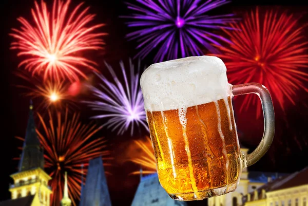 花火で空のビールのグラス — ストック写真