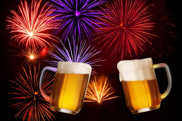 Uroczysty napój z dwie szklanki piwa na niebo z Firew — Zdjęcie stockowe