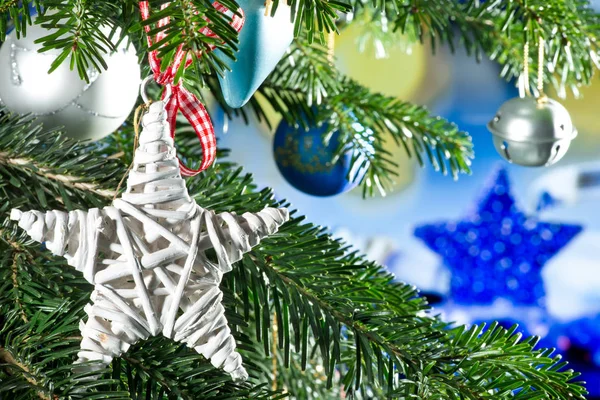 Weihnachten Hintergrund mit Weihnachtsstern auf dem Baum — Stockfoto