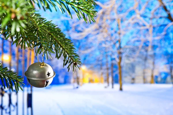 Sino de Natal com galho de Natal na noite . — Fotografia de Stock