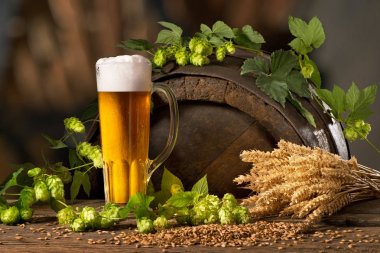 Bardak bira ile atlama ve arpa varil üzerinde