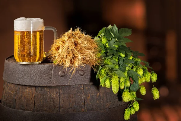 Vaso de cerveza con lúpulo y cebada en el barril —  Fotos de Stock