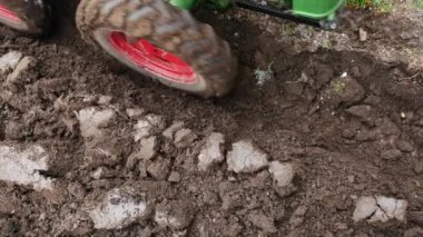 Küçük traktör bir alan çiftçilik detayını. El atış.