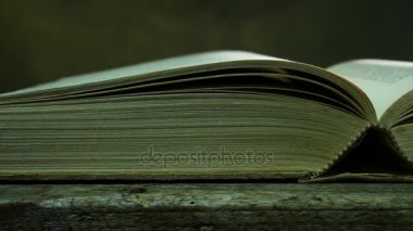 Açık kitap kullanılan tablo. Sürgülü.