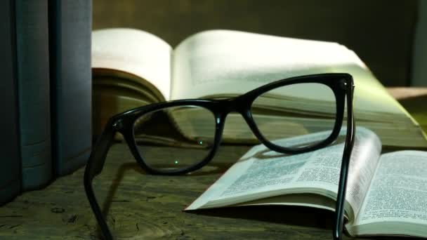 Biblia Abierta Con Gafas Mesa Usada Acercar — Vídeo de stock