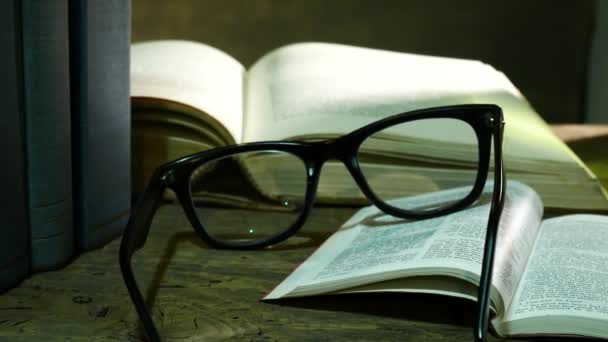 Ouvrir la Bible avec des lunettes sur la table d'occasion. Zoom avant .