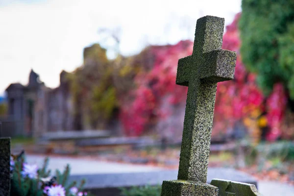 Velha Cruz no cemitério de outono — Fotografia de Stock