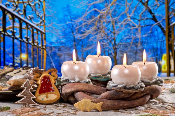 Couronne de l'Avent avec des bougies brûlantes devant le paysage hivernal — Photo