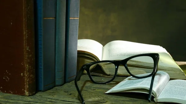 Biblia abierta con gafas en la mesa vieja . — Foto de Stock
