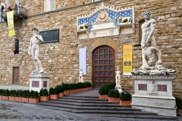 FLORENÇA, ITÁLIA - SETEMBRO 17, 2017: Entrada no Palazzo Vecchi — Fotografia de Stock