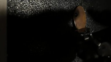 Hırsız kasadan para alır. Hiçbir kamera hareketi.