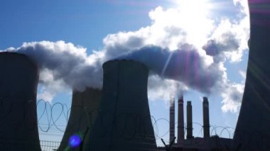 Santral Pocerady güneşli gün içinde Çek Cumhuriyeti'nde