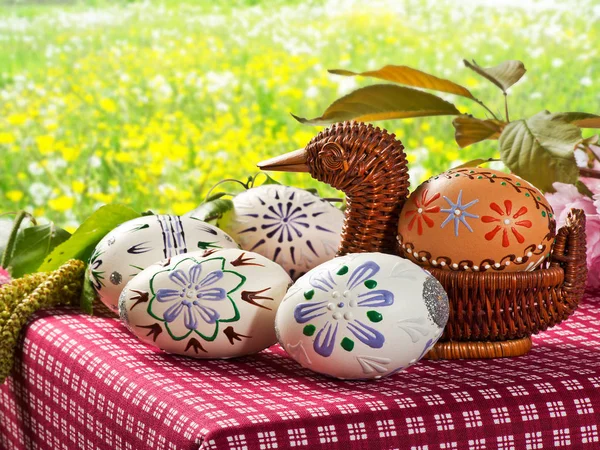 Velikonoční vajíčka na stole v zahradě — Stock fotografie