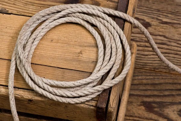 Detalhe da corda velha na mesa de madeira — Fotografia de Stock