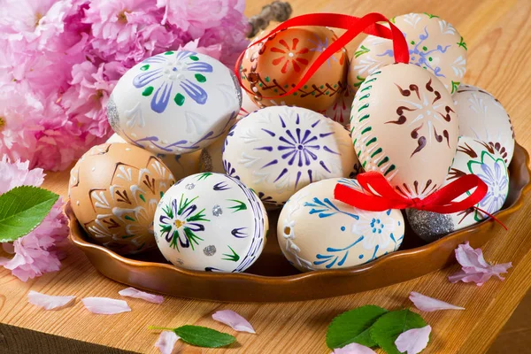 Ovos de Páscoa na tigela de cerâmica na mesa — Fotografia de Stock