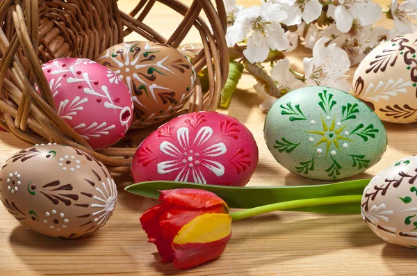 Beschilderde Pasen eieren met een rode tulp — Zdjęcie stockowe
