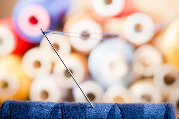 Detail einer Nadel mit Faden im Arbeitszimmer — Stockfoto