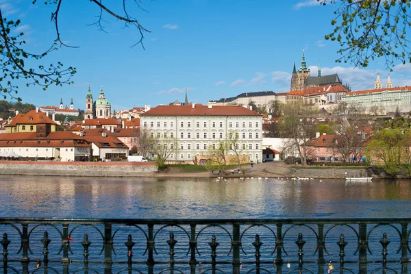 Panorama del castello di Praga con fiume Moldava — Foto Stock