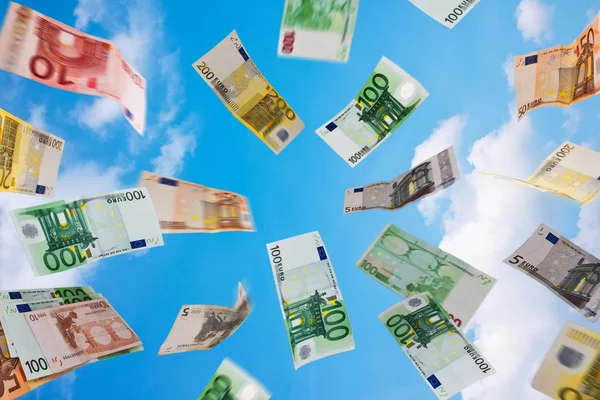 Euro geld Fallig naar beneden op de hemel — Stockfoto