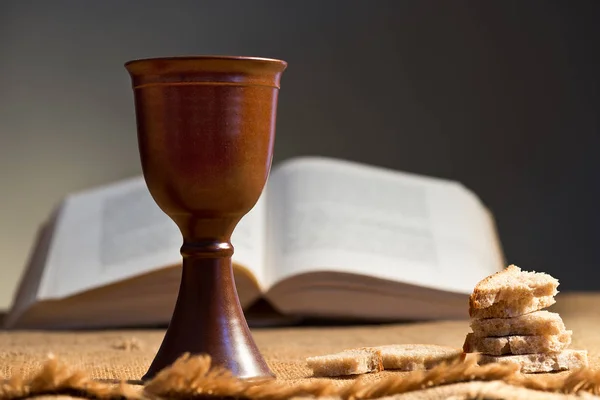 Calice di vino con pane e Sacra Bibbia Fotografia Stock