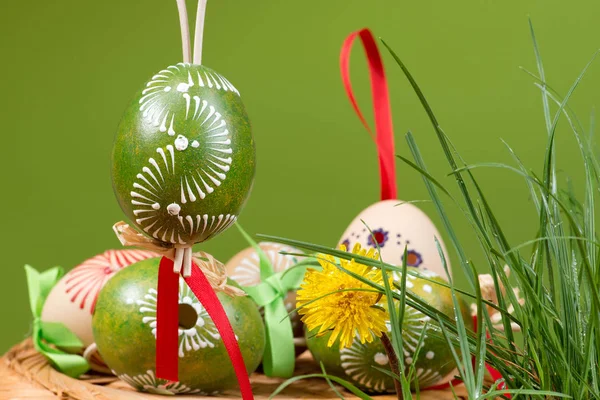 Huevos de Pascua pintados sobre el fondo verde — Foto de Stock