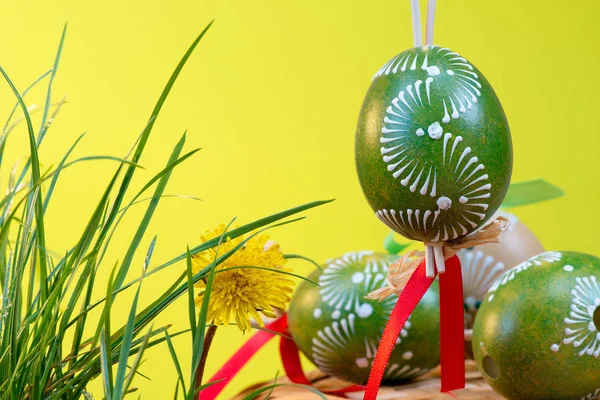 Malování velikonočních vajíček na žlutém podkladu — Stock fotografie