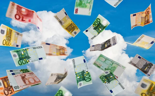 Євро гроші Fallig вниз на небі — стокове фото
