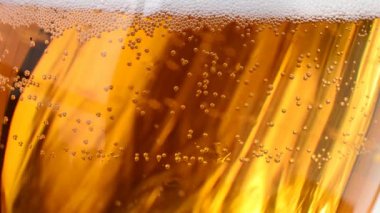 Bira bardağının ayrıntıları. Kabarcıklar yükseliyor.
