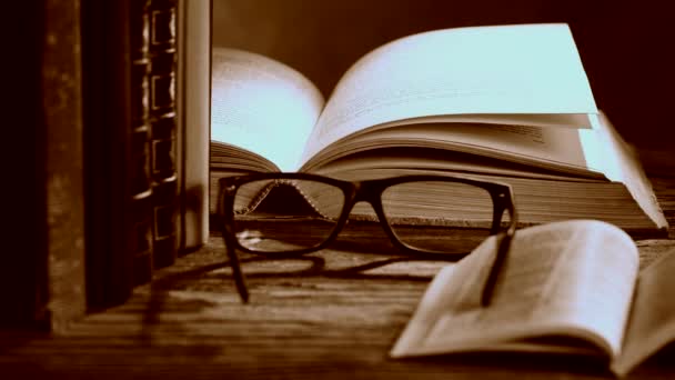 Bible ouverte avec des lunettes et des livres. Zoom avant 