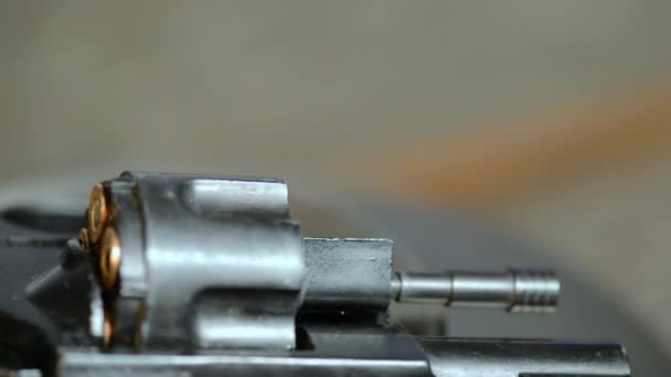 Détail du revolver et des cartouches. Rotation .
