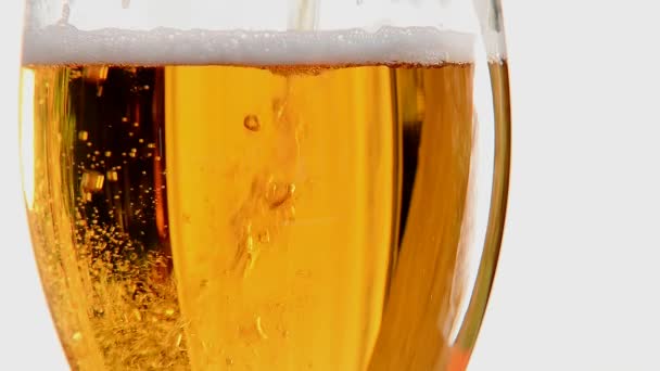 Verser de la bière dans le verre. Temps réel .