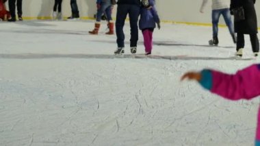 İce-Skaters açık stadyum içinde.
