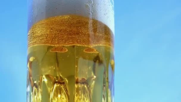 グラスにビールを注ぐ 泡が上がっています — ストック動画