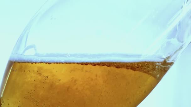 啤酒倒进那只玻璃杯 正冉冉上升的气泡 — 图库视频影像
