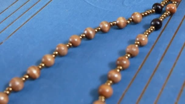 Hölzerner Rosenkranz Auf Der Bibel Schwenken — Stockvideo