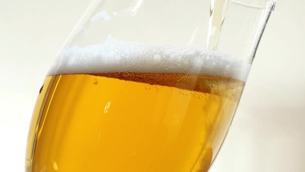 Χύνοντας Μπύρα Στο Ποτήρι Φυσαλίδες Αυξάνονται — Αρχείο Βίντεο