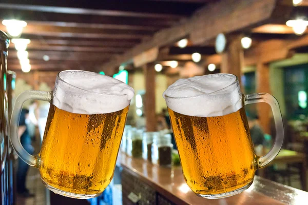 Dos cervezas. Bebida de celebración con cerveza . —  Fotos de Stock