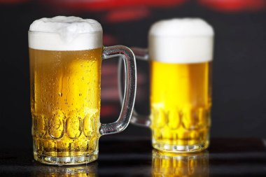 Koyu arkaplanda bira bardakları