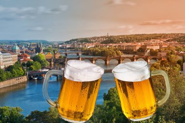 Prag 'ın Panorama' sı iki bardak birayla.