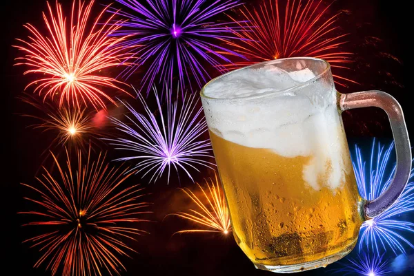 花火とビールのガラス — ストック写真