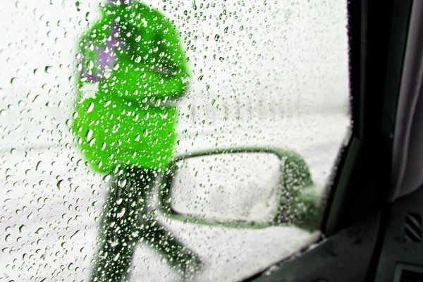 Detail des Rückspiegels bei Regenwetter — Stockfoto