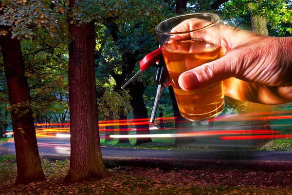 Mannen innehar bilnyckel och glas sprit — Stockfoto