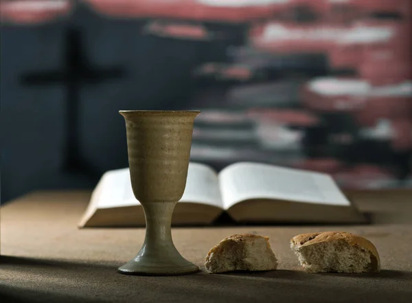 Натюрморт с чашей вина и хлеба Лицензионные Стоковые Фото