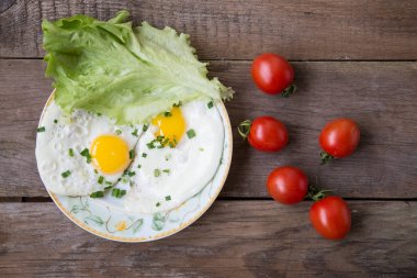 kurutulmuş yumurta salatası ve domates