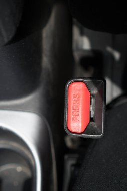 Araba kilidi emniyet kemeri üzerinde kırmızı ikonunu basın