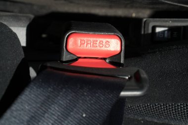 Araba kilidi emniyet kemeri üzerinde kırmızı ikonunu basın