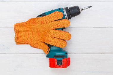 Akülü tornavida ile koruyucu eldivenler