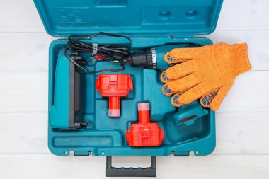 Akülü tornavida ile durumda koruyucu eldivenler