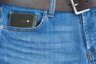Kot pantolon cebinde mobil akıllı telefon. 